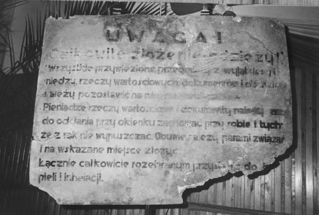 Fotot visar en skylt med en text på polska.