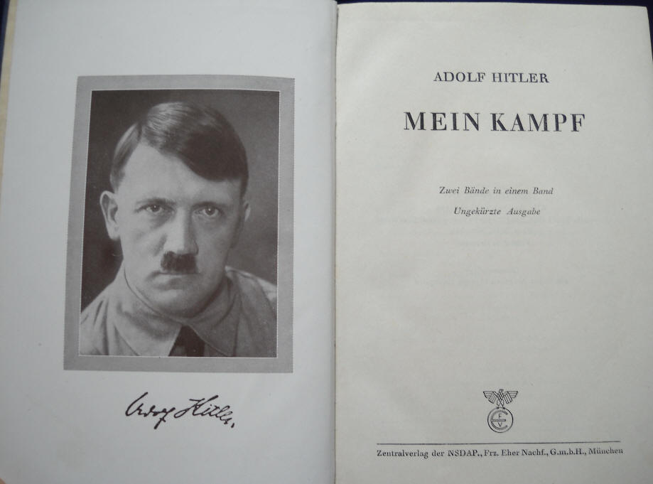 Den uppslagna boken "Mein kampf" med porträttfoto på Adolf Hitler på ena sidan.