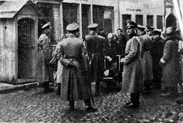 Svartvitt foto på en grupp män ur Gestapo, tyska säkerhetspolisen.