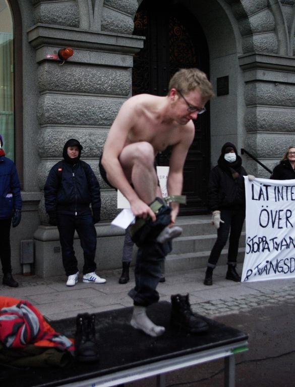Bilden föreställer Warren Kunce vid manifestation mot tvångssteriliseringar av transpersoner