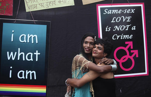 Bilden föreställer ett par som håller om varandra under firandet av avkriminaliseringen av homosexualitet i Indien