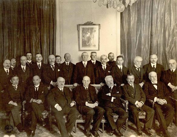 Gruppbild på medlemmar från Nationernas förbund vid freden i Versailles. 
