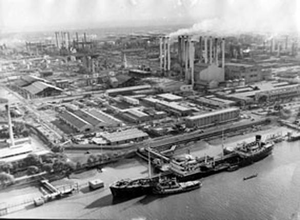 Flygfoto över oljeraffinaderi år 1950.