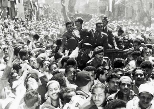 Officerare som blir välkomna av folkmassorna efter revolutionen 1952.