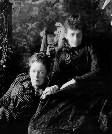 Bilden visar två äldre kvinnor som sitter nära varandra.