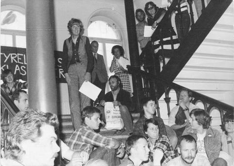 Bilden föreställer Barbro Westerholm, Kjell Rindar och aktivister på trappan till socialstyrelsen 1979.