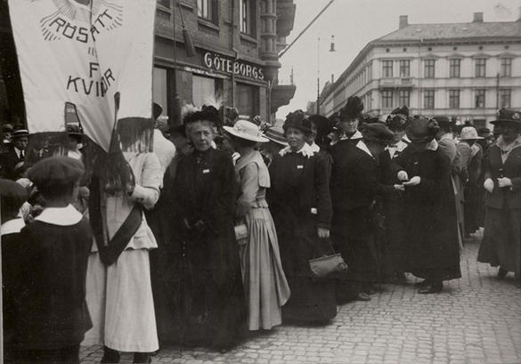 Bilden föreställer en demonstration för kvinnors rösträtt