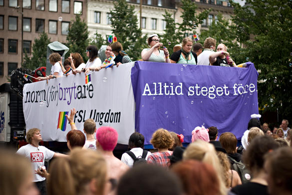 Bilder föreställer lastbilsflak på Stockholm Pride med många människor från RFSL Ungdom