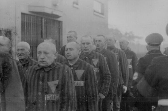 Bilden föreställer fångar vid det nazityska koncentrationslägret Sachsenahusen 1938