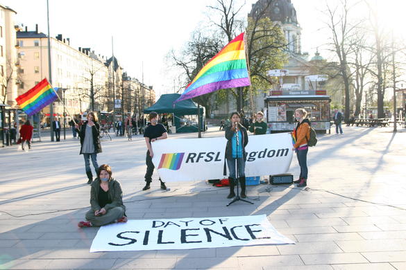 Bilden föreställer personer med regnbågsflaggor vid manifestation kallad Day of Silence