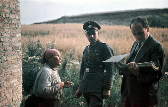Två tyska soldater gör en rasbiologisk undersökning av en romsk kvinna.