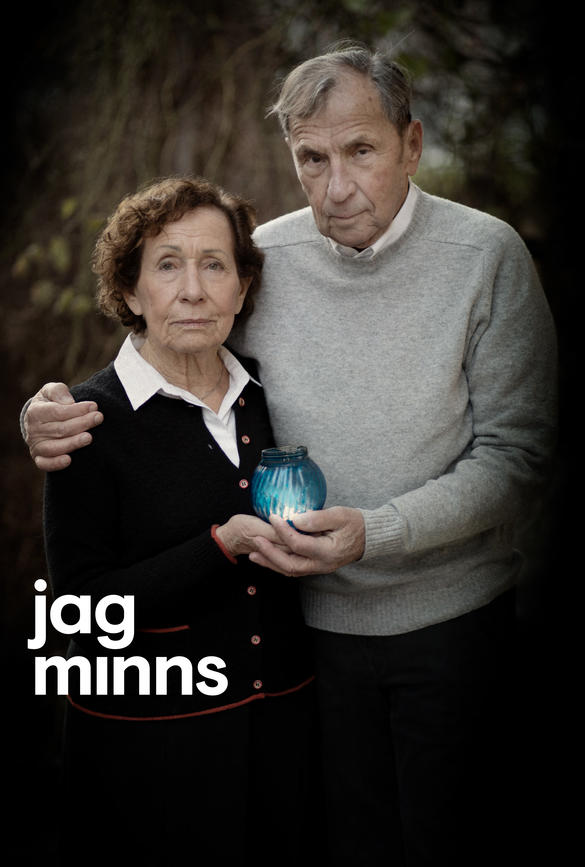 Bilden visar ett äldre par som håller om varandra och som håller i ett ljus.