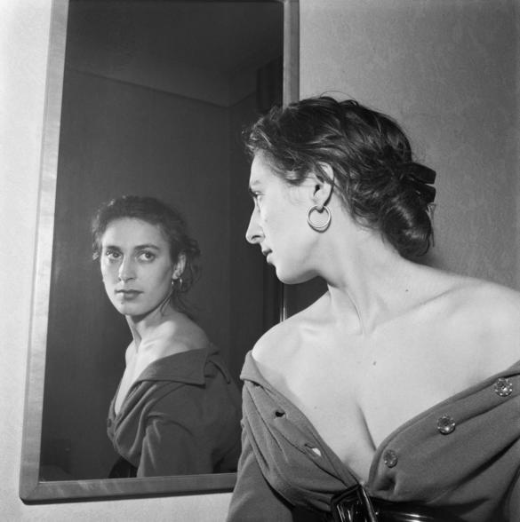 Författaren Katarina Taikon som tittar in i en spegel.