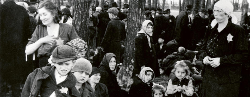 Judiska kvinnor, barn och gamla väntar i en skogsdunge 100 meter från en av gaskamrarna i förintelselägret Auschwitz -Birkenau.