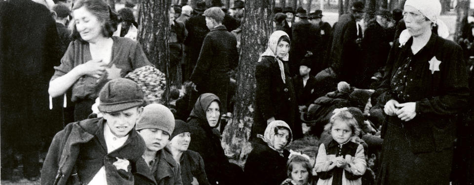Judiska kvinnor, barn och gamla väntar i en skogsdunge 100 meter från en av gaskamrarna i förintelselägret Auschwitz -Birkenau.