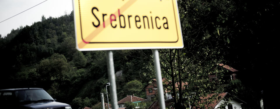 Bild på skylt med texten Srebenica, och ett rött diagonalt streck över skylten.