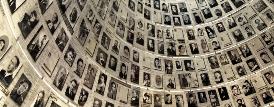 Bilden visar en vägg med foton