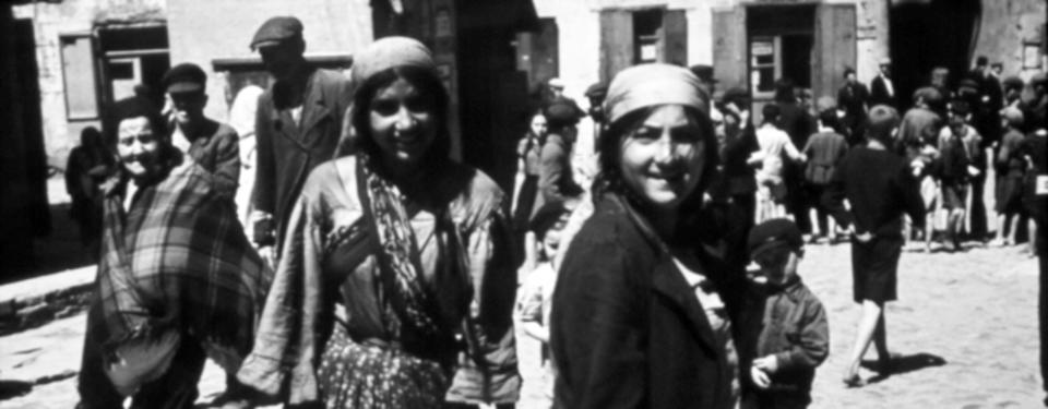 Två romska kvinnor som ler på en gata.
