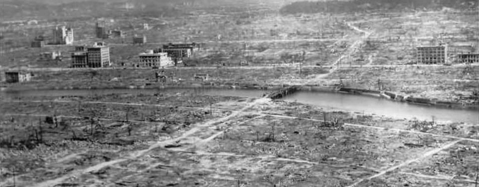 Bilden visar Hiroshima efter bomben, utbränd stad med enstaka hus och träd kvar.