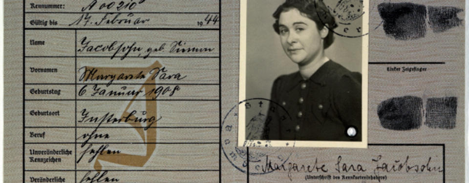 Bilden visar ett pass med ett J över personuppgifterna. Ett porträttfoto och fingeravtryck på andra uppslaget.