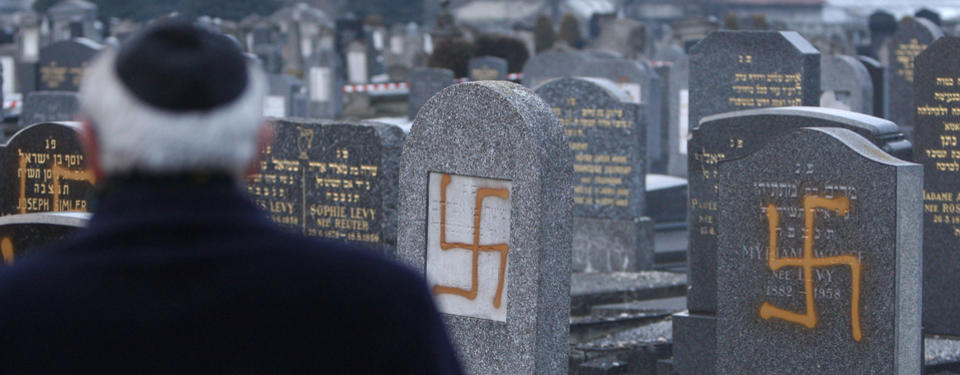 Bilden visar en judiskt gravplats med nazistiskt klotter