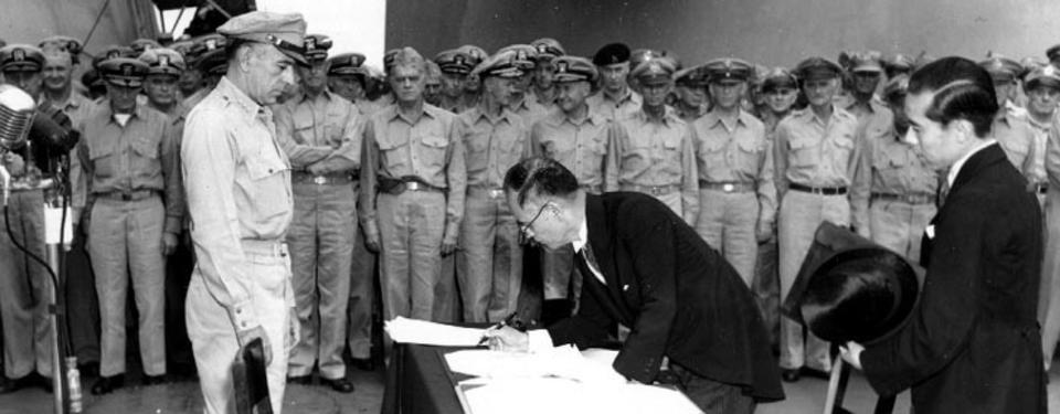 Bilden visar Japans utrikesminister när han skrev under Japans kapitulation den 2 september 1945