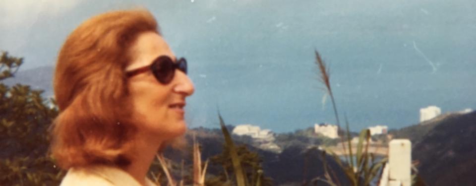 Bilden visar en kvinna, Hédi, som tittar ut över ett landskap.