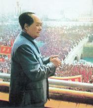 Mao Zedong står högt ovanför en stor folkmassa.