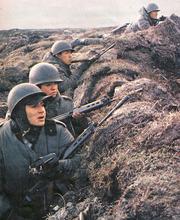 Argentinska soldater i en skyttegrav.