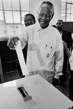 Nelson Mandela röstar i valet 1994.