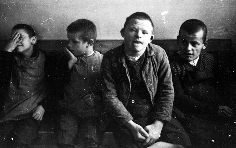Bilden visar fyra sittande ungdomar.