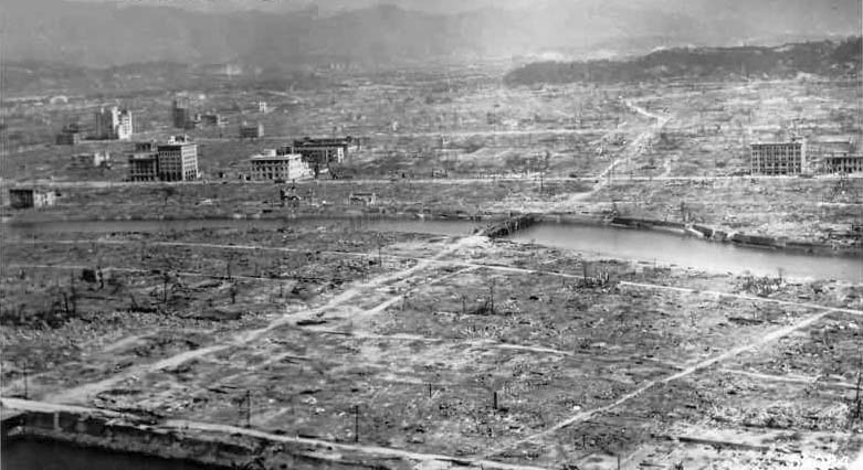 Bilden visar Hiroshima efter bomben, utbränd stad med enstaka hus och träd kvar.