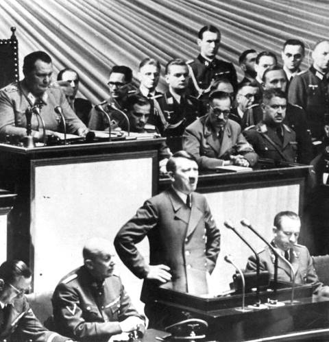 Bilden visar Hitler vid talarstol.