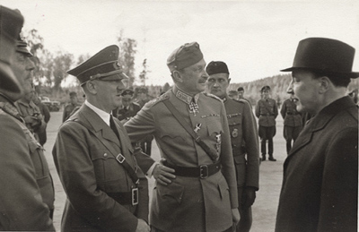 Bilden visar den finländske fältmarskalken Mannerheim och presidenten Rytti med Adolf Hitler