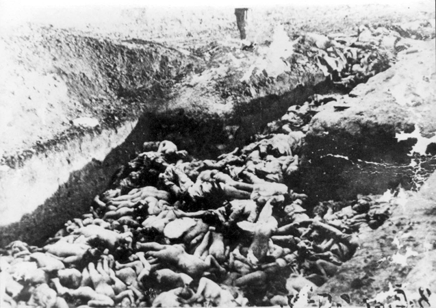 Bilden visar ett svartvitt fotografi av många döda människor.
