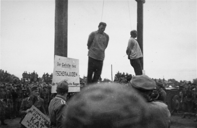 Bilden visar två hängda män.