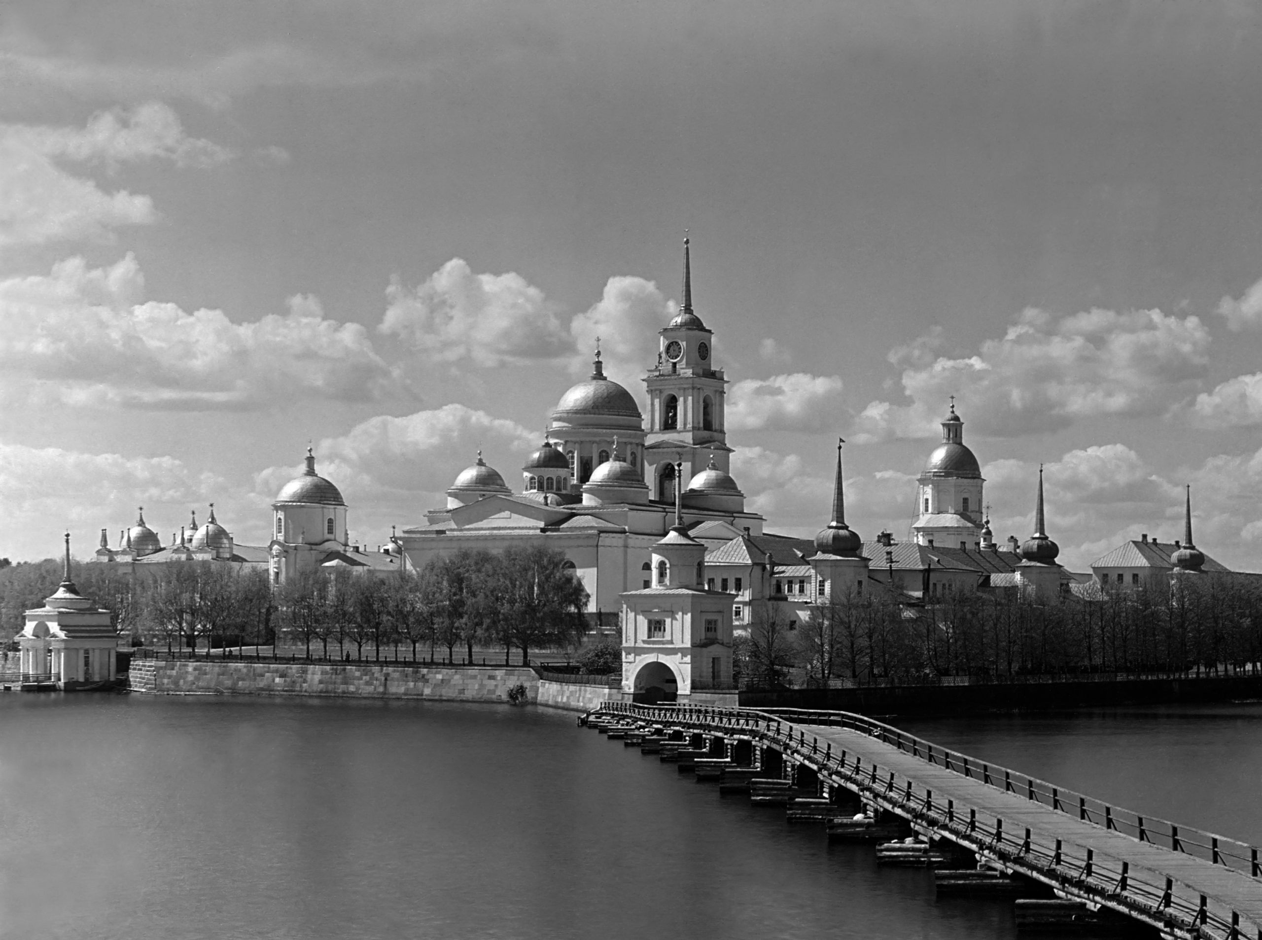 Bilden visar Klostret Nilov utanför Ostasjkov