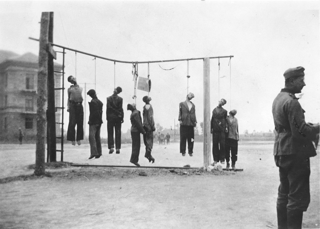 Bilden visar människor som har hängts från en ställning.