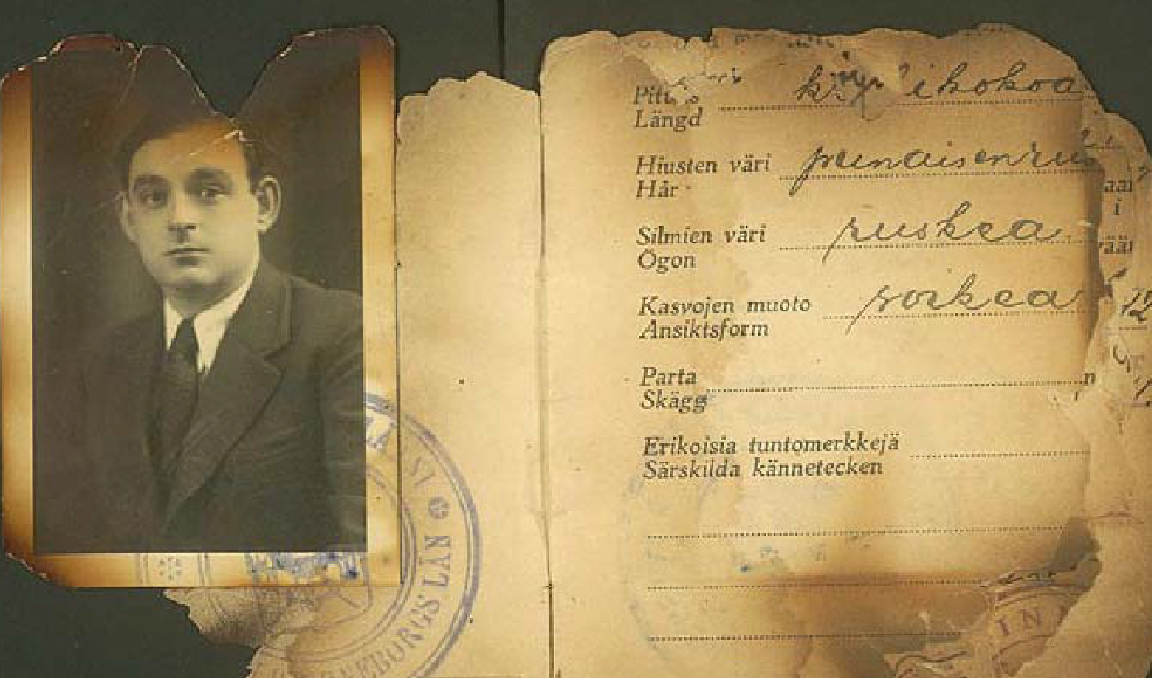Ett gulnat dokument med text på svenska och finska beskriver Szybilskis utseende så som längd och hårfärg. Ett passfoto av en ung man i skjorta och slips man är fäst vid dokumentet.