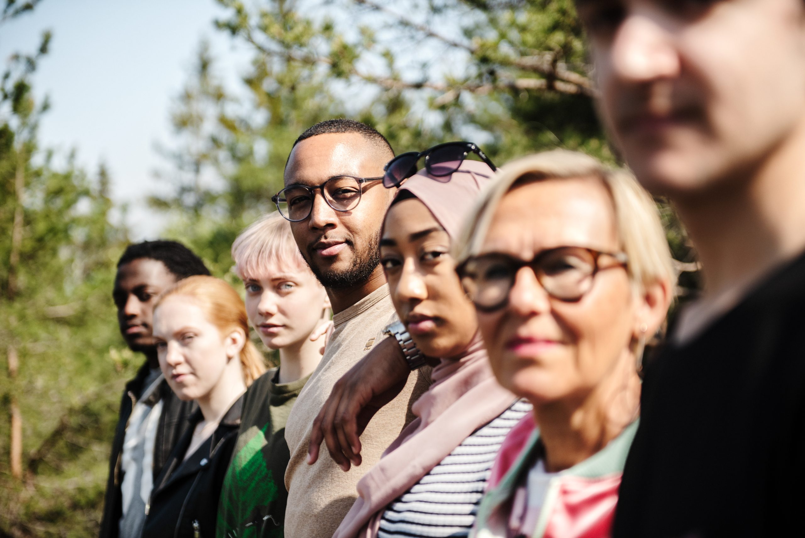 En grupp människor tittar mot kameran.