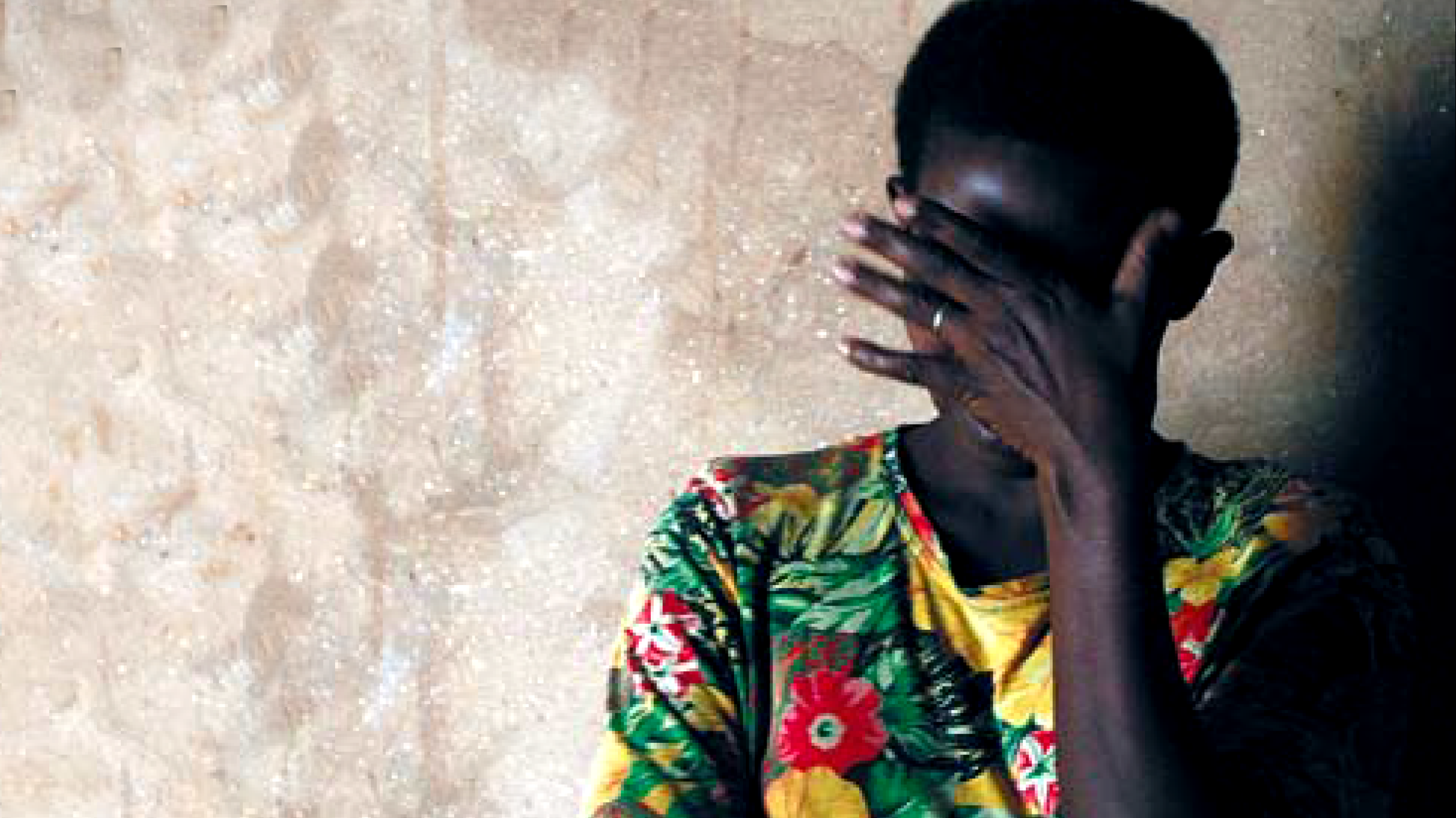 Texten Folkmord Rwanda, kvinna som döljer sitt ansikte med handen.