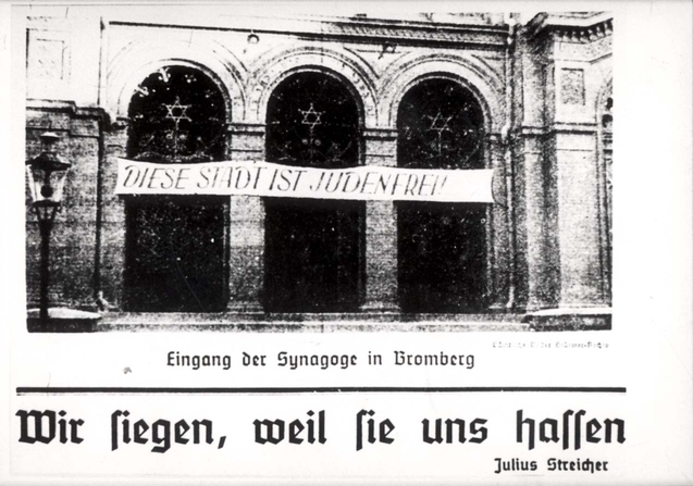 Bilden visar ingången till synagoga med banderoll: diese stadt ist judenfrei.