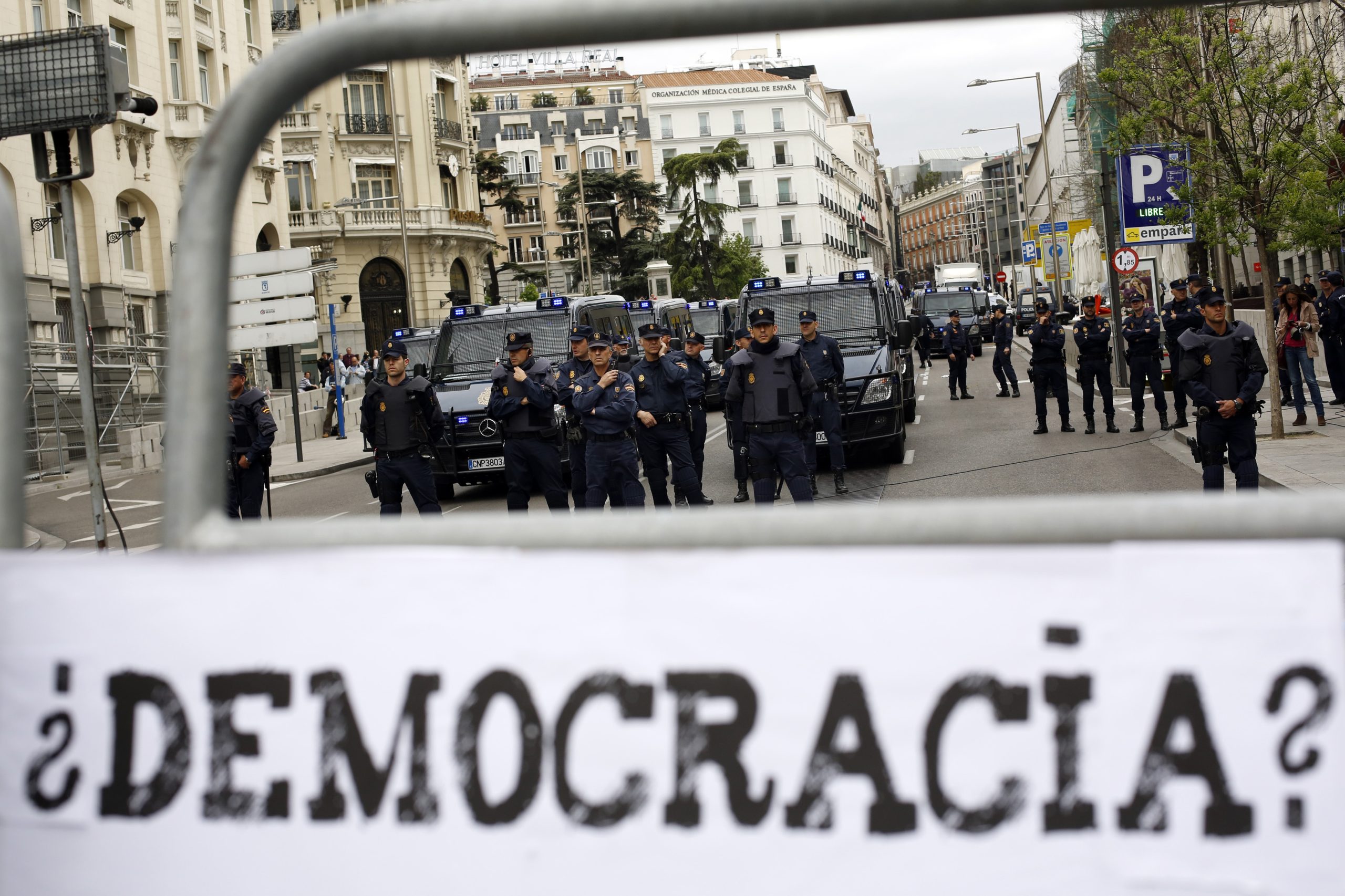 Polis och piketfordon står uppradade på en gata i Spanien.