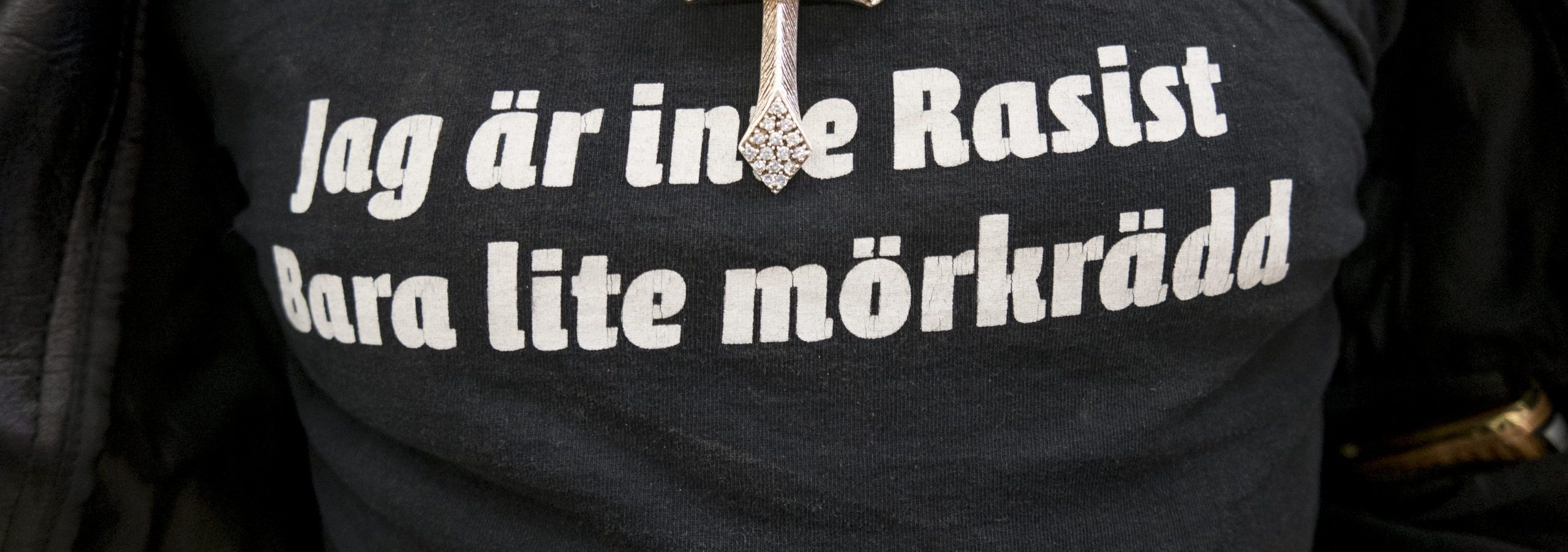 En bringa av en T-shirt med texten "Jag är inte Rasist, bara lite mörkrädd".