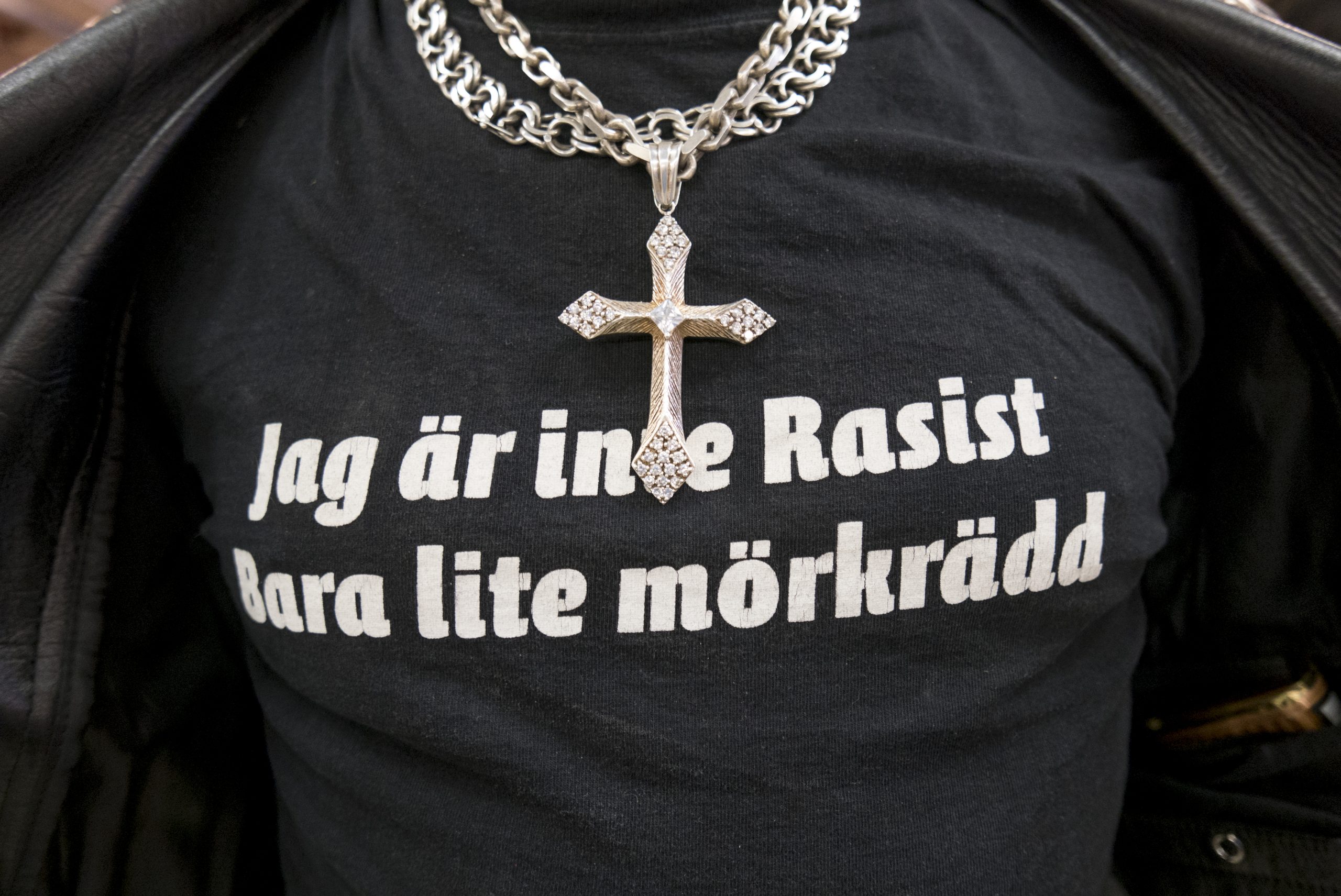 En bringa av en T-shirt med texten "Jag är inte Rasist, bara lite mörkrädd".