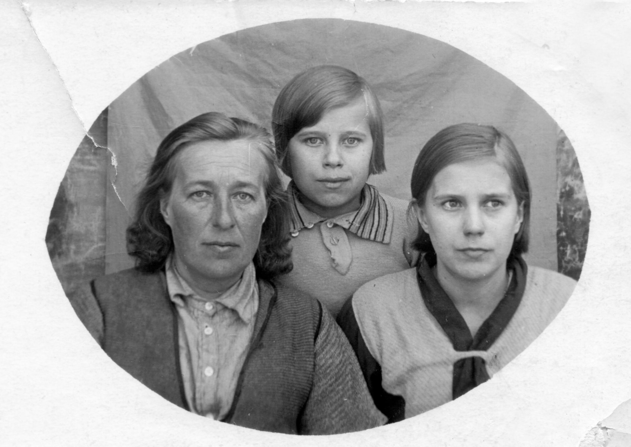 Ett svartvitt foto på en kvinna och två unga flickor.