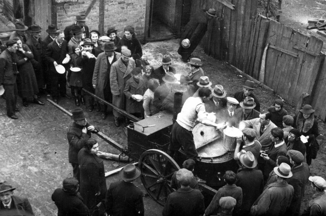 Bilden visar människor som står i kö för att få mat.