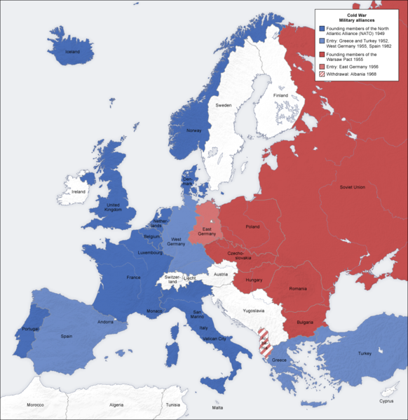 En karta över Europa där länder till öster är markerade i rött och länder till väster är markerade i blått.