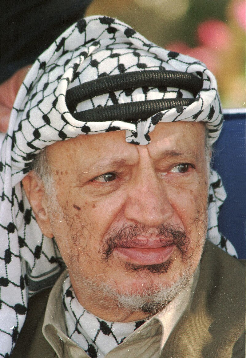 Porträtt av en äldre Yasser Arafat som tittar på något utanför bild.