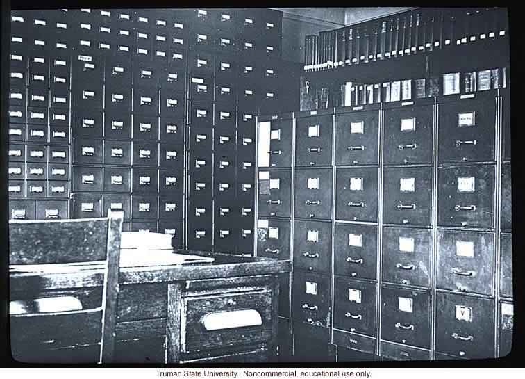 Arkivrum vid Eugenics Record Office med kortregister vid den bortre väggen och fältarbetararkiv till höger.